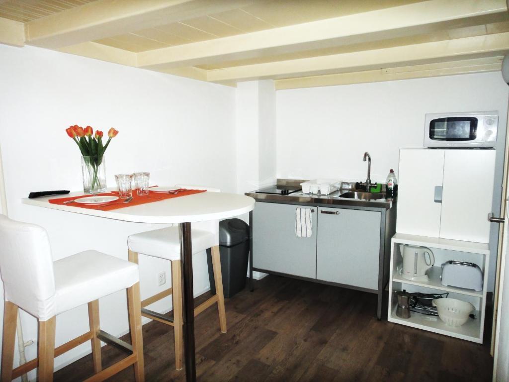 Orange Suite Studio Амстердам Номер фото